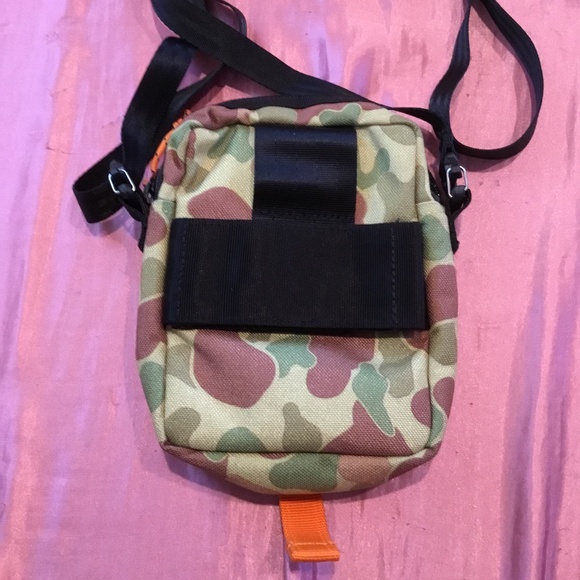 🦆 NWOT CHROME INDUSTRIES SHOULDER POUCH DUCK CAMO 🦆 - Picture 4 of 4